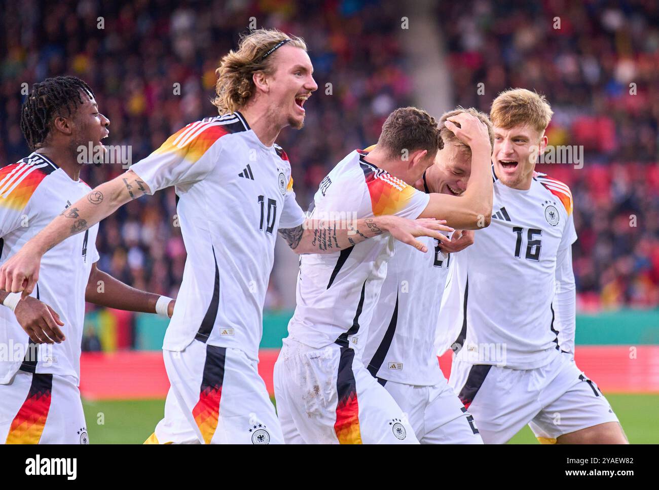 Maximilian Beier, DFB U21 Nr.21 segna, tira 1-0 goal, Tor, Treffer, Torschuss, festeggia il suo gol, felice, ridere, festeggiamenti, con Luca Netz, DFB U21 Nr.16 Eric Martel, DFB U21 Nr.6 Nick Woltemade, DFB U21 Nr.10 nel match di qualificazione EM GERMANIA U21 - BULGARIA 2-1 qualificazione Campionato europeo U 21 l'11 ottobre 2024 a Ratisbona, Germania. Stagione 2024/2025 fotografo: Peter Schatz Foto Stock