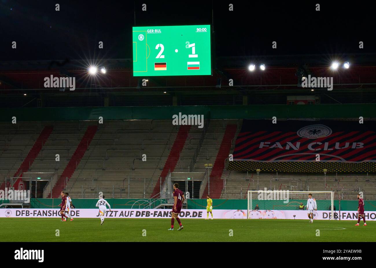 Tabellone, schermo, tabellone, digitale, LED, display, monitor, risultato finale, anzeigetafel, Endergebnis, Ergebnis, Anzeige, nella partita di qualificazione EM GERMANIA U21 - BULGARIA 2-1 U 21 qualificazione Campionato europeo l'11 ottobre 2024 a Ratisbona, Germania. Stagione 2024/2025 fotografo: Peter Schatz Foto Stock