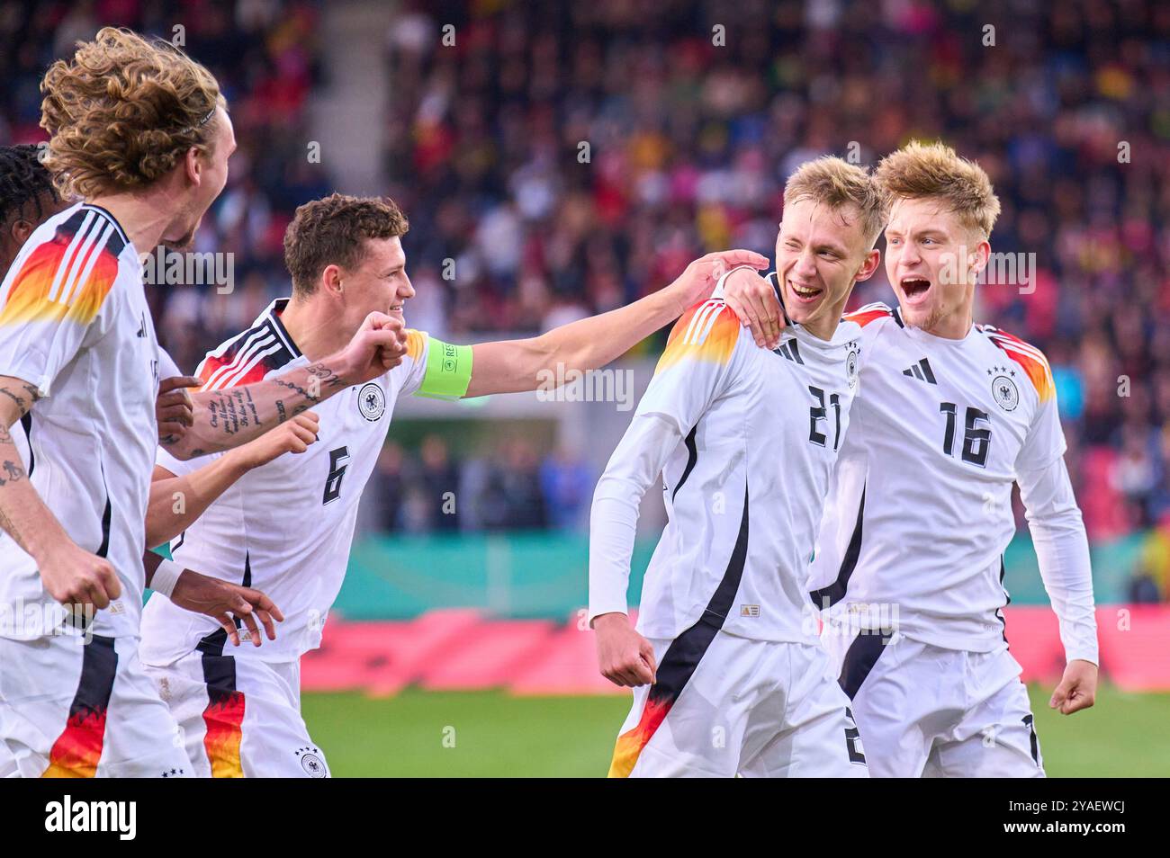 Ratisbona, Germania. 11 ottobre 2024. Maximilian Beier, DFB U21 Nr.21 segna, tira 1-0 goal, Tor, Treffer, Torschuss, celebra il suo obiettivo, felice, ridere, festeggiare, con Luca Netz, DFB U21 Nr.16 Eric Martel, DFB U21 Nr.6 nella partita di qualificazione EM GERMANIA U21 - BULGARIA 2-1 U 21 European Championship Qualification l'11 ottobre 2024 a Ratisbona, Germania. Stagione 2024/2025 fotografo: ddp Images/STAR-Images credito: ddp media GmbH/Alamy Live News Foto Stock