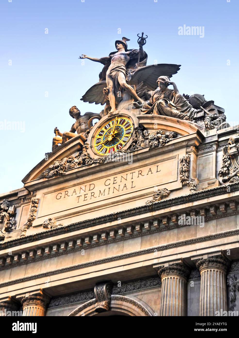 New York, USA - 5 aprile 2008: Facciata della stazione ferroviaria del Grand Central Terminal con orologio e scultura. Foto Stock