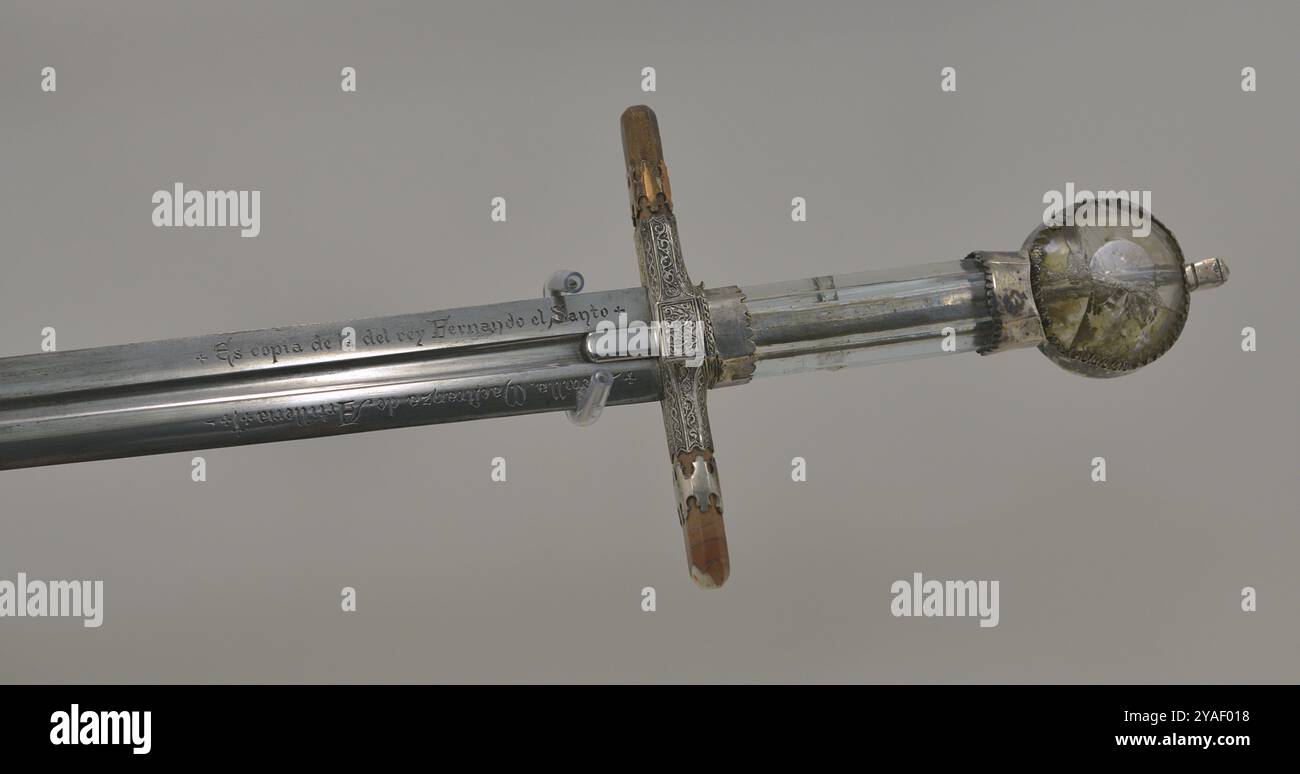Spada appartenente al re Ferdinando III di Castiglia (1199-1252). Fabbrica nazionale di armi, Toledo, XX secolo. Replica. Dettagli. Museo dell'esercito. Toledo, Spagna. Foto Stock