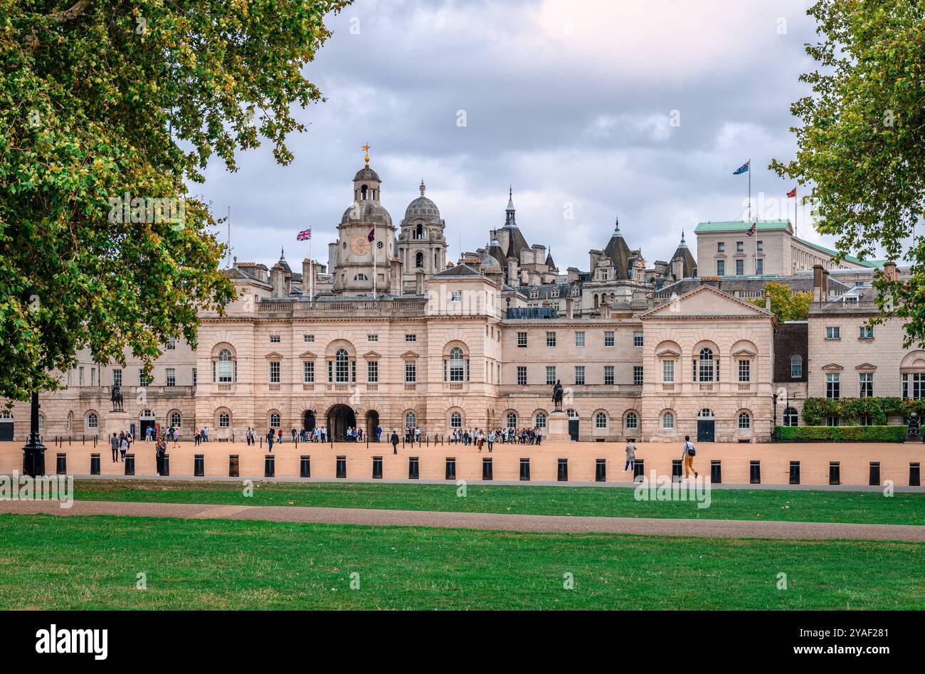 La Horse Guards Parade con vari edifici governativi, tra cui il Household Cavalry Museum. Westminster, Londra, Inghilterra. Foto Stock