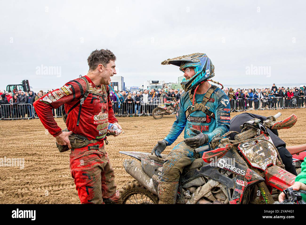 Weston-super-Mare, Somerset, Inghilterra, Regno Unito. 13 ottobre 2024. ASHLEY GREEDY, (seconda) e CONRAD MEWSE (vincitrice) si congratulano a vicenda dopo la gara. Quest'anno ricorre il 41° anniversario della prestigiosa Weston Beach Race e promette di essere un evento spettacolare che celebra oltre quattro decenni di eccellenza fuoristrada. Accreditamento John Rose/Alamy Live News Foto Stock