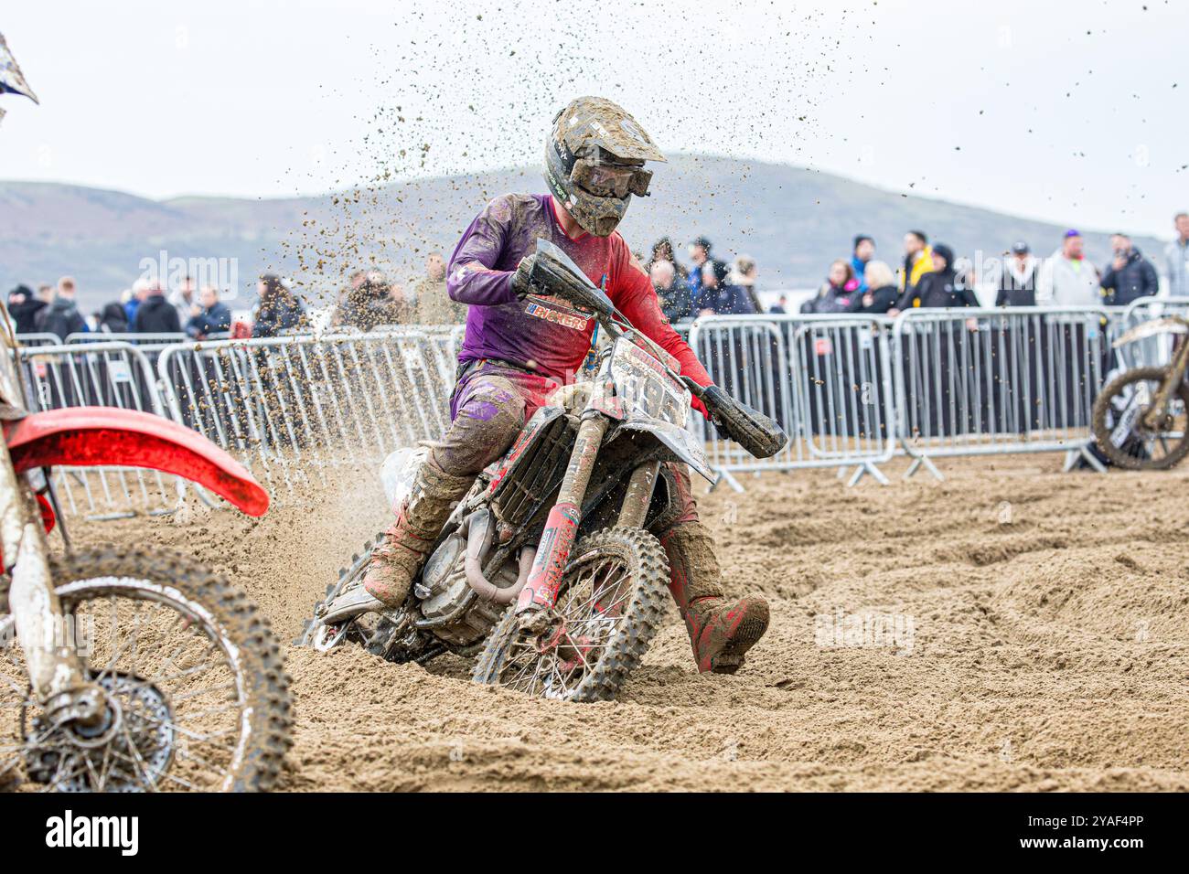 Weston-super-Mare, Somerset, Inghilterra, Regno Unito. 13 ottobre 2024. DAN THORNHILL, 3° posto, classe solitaria adulta, quest'anno segna il 41° anniversario della prestigiosa Weston Beach Race e promette di essere un evento spettacolare che celebra oltre quattro decenni di eccellenza fuoristrada. Accreditamento John Rose/Alamy Live News Foto Stock