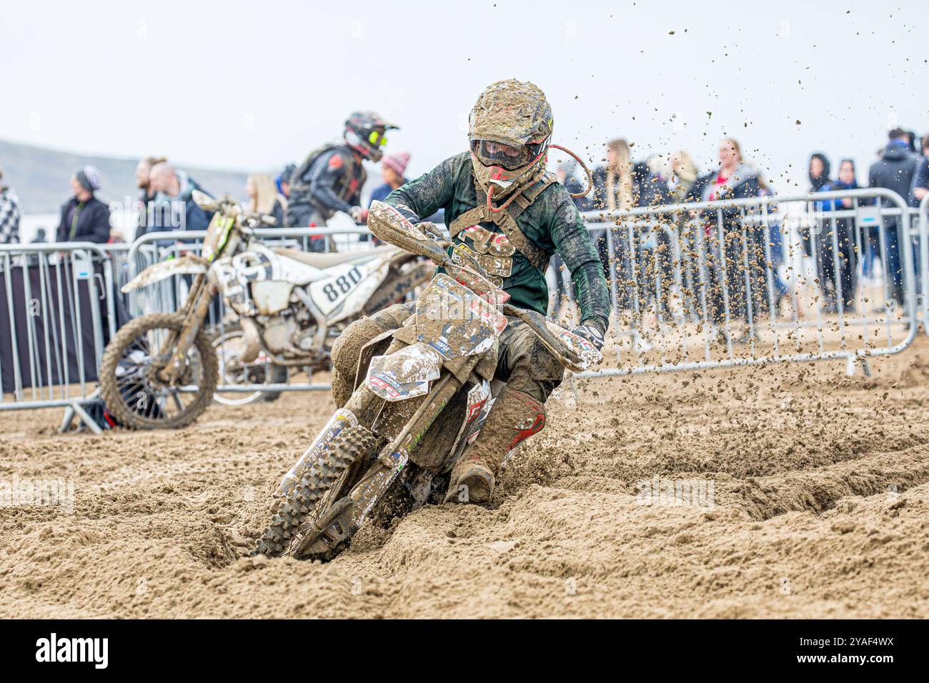 Weston-super-Mare, Somerset, Inghilterra, Regno Unito. 13 ottobre 2024. SHANE CARLESS, 4° posto categoria adulti solo, in azione. Quest'anno ricorre il 41° anniversario della prestigiosa Weston Beach Race e promette di essere un evento spettacolare che celebra oltre quattro decenni di eccellenza fuoristrada. Accreditamento John Rose/Alamy Live News Foto Stock