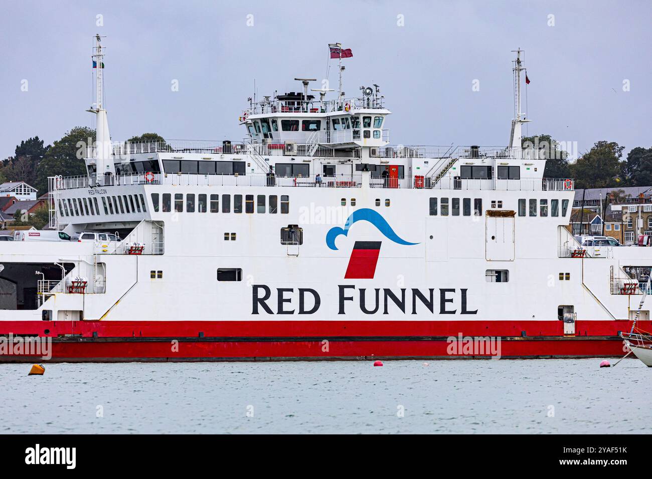 Traghetto Red Funnel 'Red Falcon' con partenza dal terminal dei traghetti di Cowes sull'Isola di Wight diretto a Southampton Foto Stock