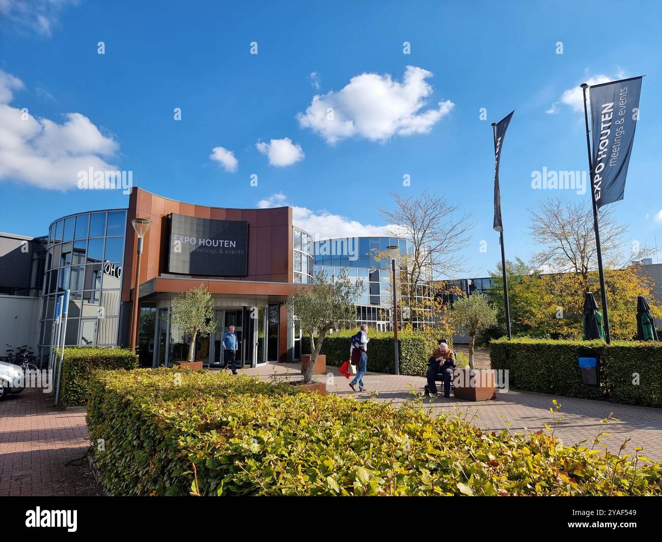 Ingresso del centro espositivo e commerciale Expo Houten a Houten, Utrecht, Paesi Bassi, con bandiere Foto Stock