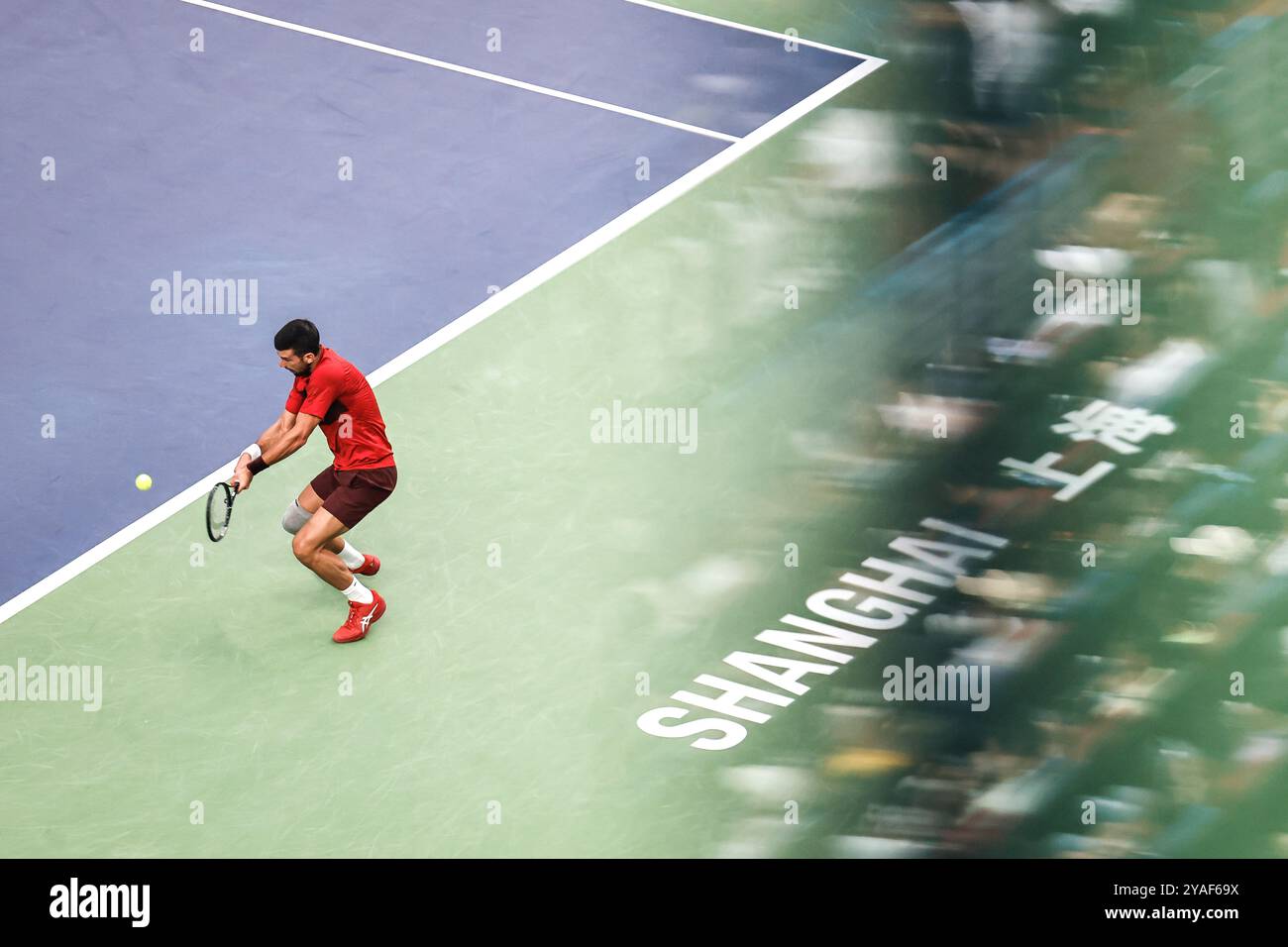 SHANGHAI, CINA - 13 OTTOBRE 2024 - Jannick Sanner gioca con Novak Djokovic nella finale del Shanghai Rolex Masters 2024 a Shanghai, Cina, Octo Foto Stock