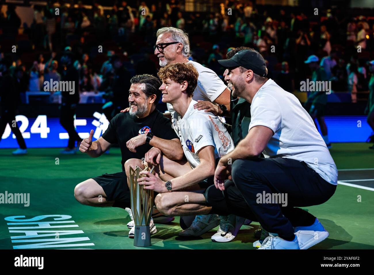 SHANGHAI, CINA - 13 OTTOBRE 2024 - Jannick Sanner gioca con Novak Djokovic nella finale del Shanghai Rolex Masters 2024 a Shanghai, Cina, Octo Foto Stock