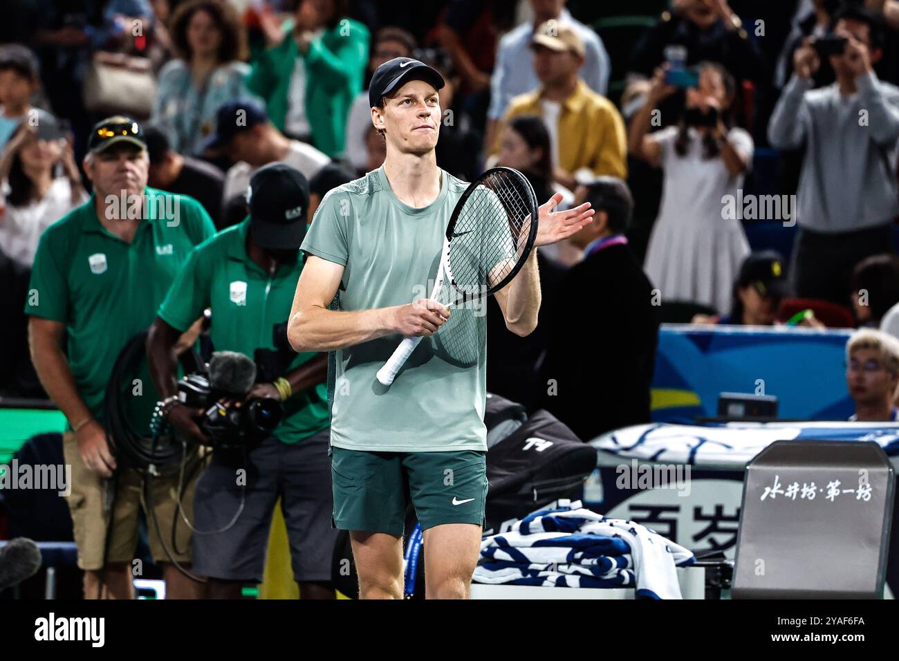 SHANGHAI, CINA - 13 OTTOBRE 2024 - Jannick Sanner gioca con Novak Djokovic nella finale del Shanghai Rolex Masters 2024 a Shanghai, Cina, Octo Foto Stock
