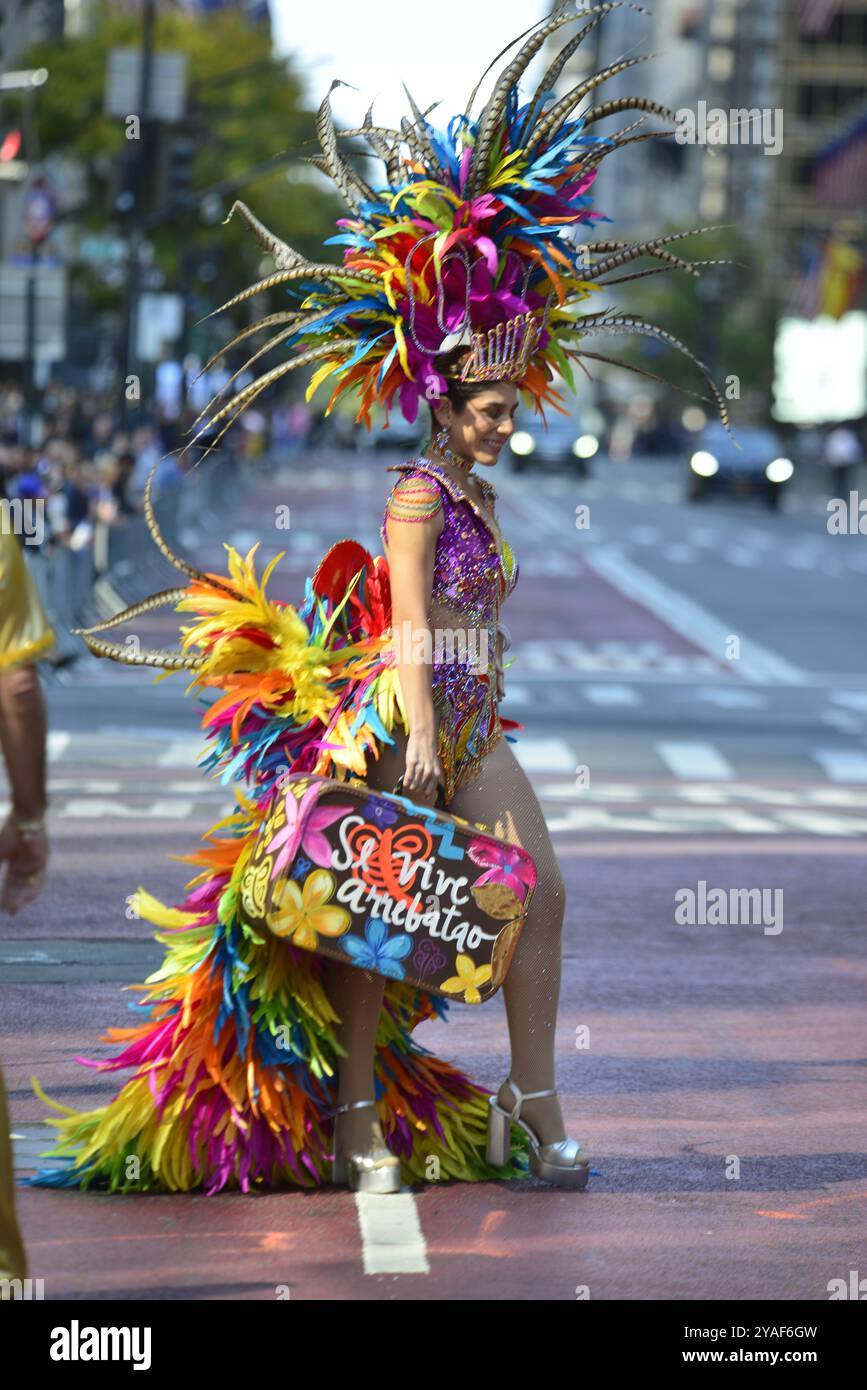 New York, Stati Uniti. 13 ottobre 2024. Una visione generale della 60a edizione della Hispanic Heritage Parade si svolge sulla Fifth Avenue a Manhattan, New York, Stati Uniti, il 13 ottobre 2024. Hispanic Heritage Month a New York commemora le storie, le culture e i contributi dei cittadini statunitensi i cui antenati provengono da Spagna, Messico, Guatemala, Caraibi, centrale, e in Sud America. Ventuno paesi delle Americhe partecipano alla parata. (Foto di Deccio Serrano/NurPhoto) credito: NurPhoto SRL/Alamy Live News Foto Stock