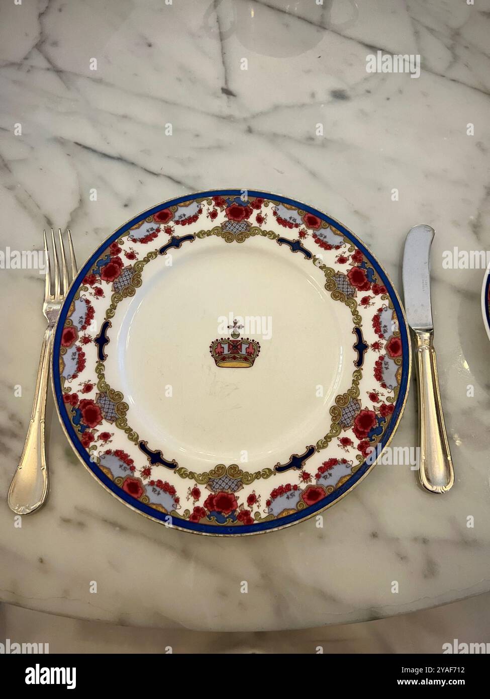 Elegante piatto cinese per High Tea all'Hotel Empress, caratterizzato da intricati motivi floreali e cresta reale, su un tavolo in marmo. Foto Stock