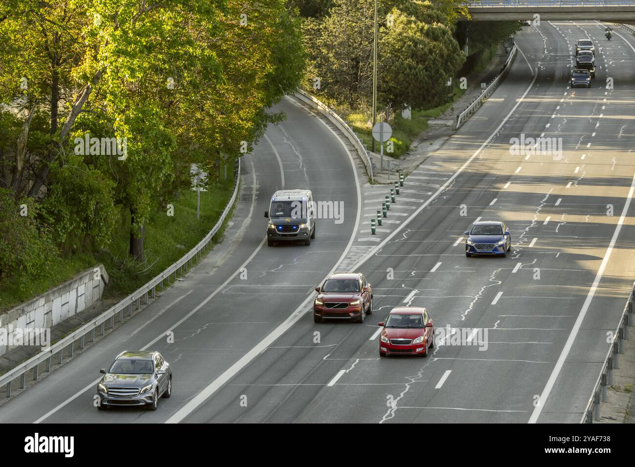 Il traffico urbano è una sfida comune che affrontiamo quotidianamente in molte città Foto Stock