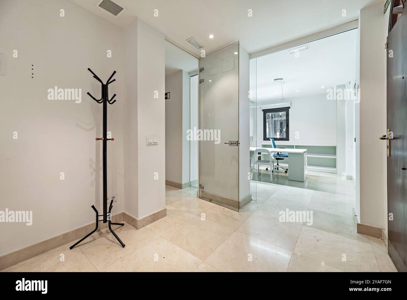 Una buona sedia da ufficio è essenziale per mantenere una postura corretta ed evitare problemi alla schiena Foto Stock