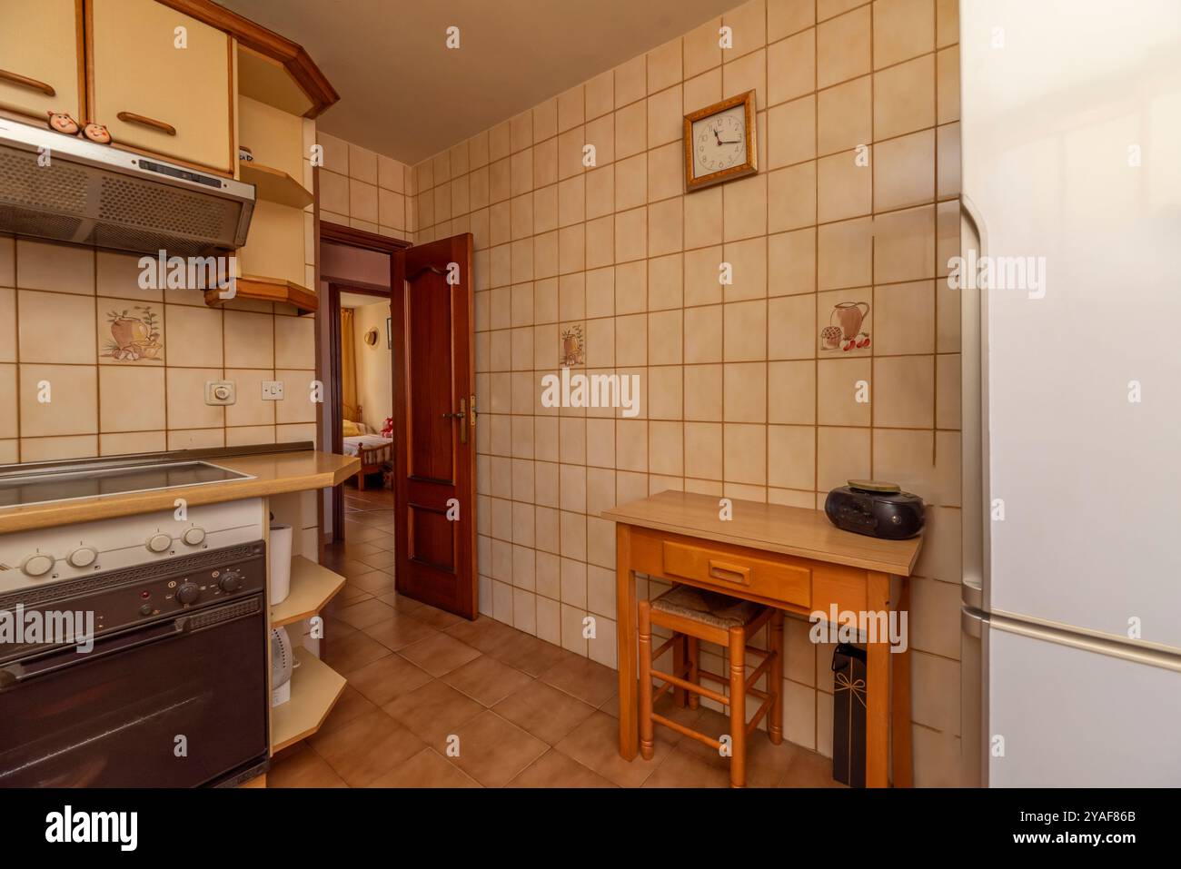 I mobili da cucina possono essere realizzati con un'ampia gamma di materiali, in legno naturale, MDF, melammina, acciaio inossidabile, a materiali compositi come il laminato Foto Stock