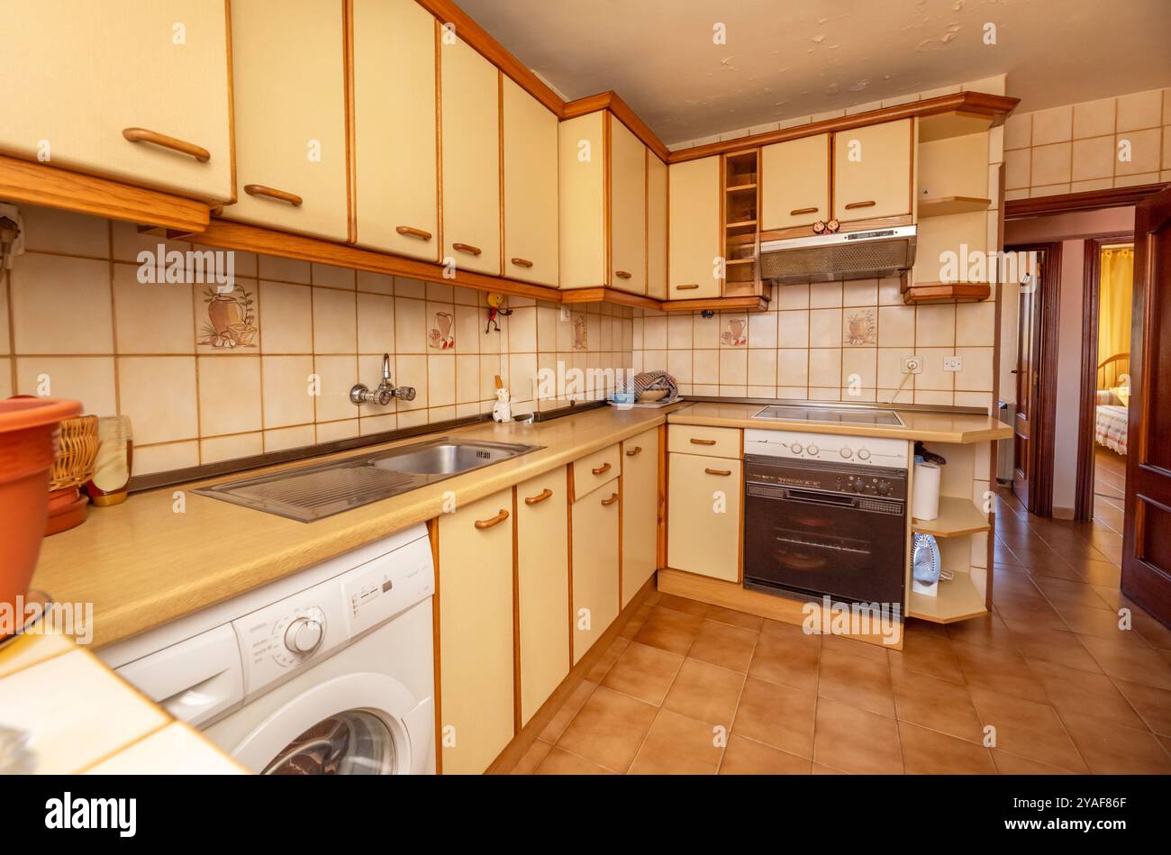 I mobili da cucina possono essere realizzati con un'ampia gamma di materiali, in legno naturale, MDF, melammina, acciaio inossidabile, a materiali compositi come il laminato Foto Stock