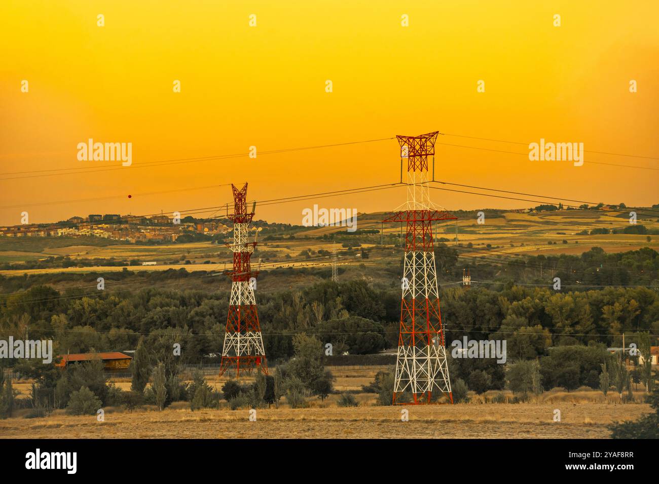 Mantengono i cavi a un'altezza sufficiente da terra per evitare il contatto con persone o oggetti e ridurre al minimo il rischio di incidenti Foto Stock