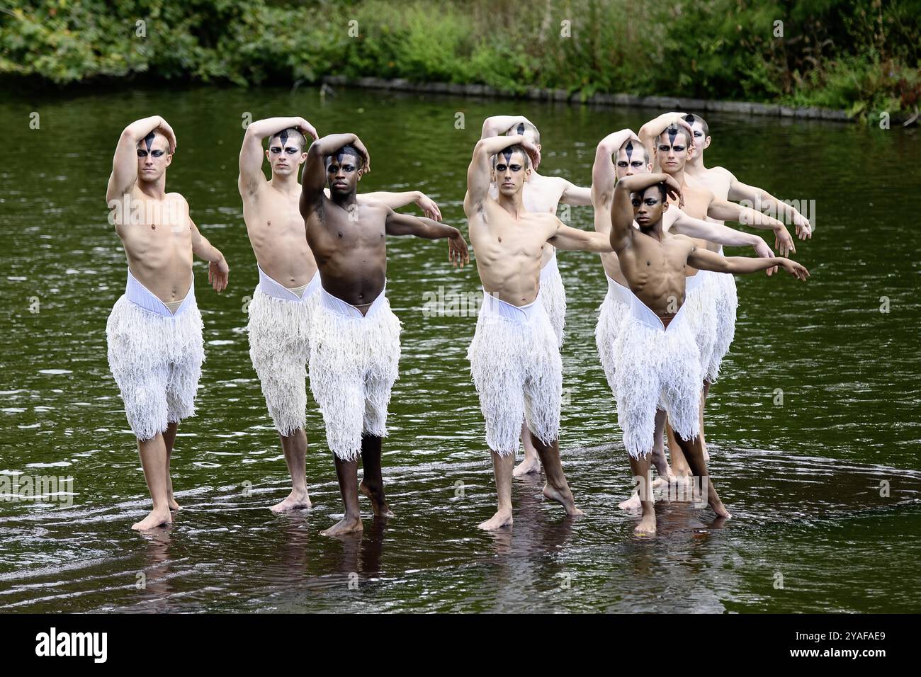 I ballerini del lago dei cigni di Matthew Bourne posano per una foto sul lago St James Park, Londra, per l'inizio del loro prossimo spettacolo e tour. Con: Matthew Amos, Xavier Andriambolanoro-sotiya, Ben Brown, Perreira de Jesus Franque, Jackson Fisch, Rory Macleod, leonardo McCorkindale, Harry Ondrak-Wright, Barnaby Quarendon dove: Londra, Regno Unito quando: 11 settembre 2024 credito: Laura Rose/WENN Foto Stock