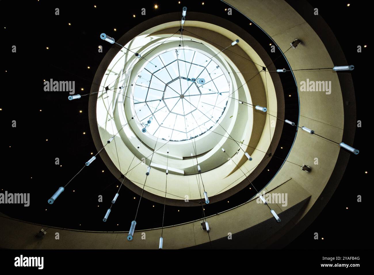 Oahu, Hawaii, USA - 26 febbraio 2024: Vista ravvicinata del lucernario che guarda in alto, all'interno del Waikiki International Marketplace a Honolulu. Foto Stock