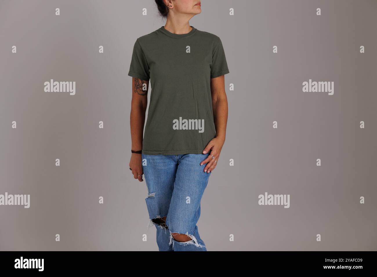 Modello che indossa una t-shirt dai colori comodi per mockup e flatlay gildan Foto Stock