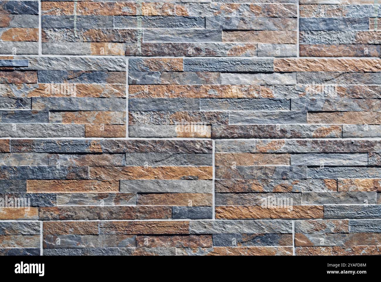Un muro di recinzione in pietra. Sia per l'architettura paesaggistica che per scopi architettonici, la struttura di pareti di recinzione in pietra offre una struttura robusta e visivamente accattivante Foto Stock