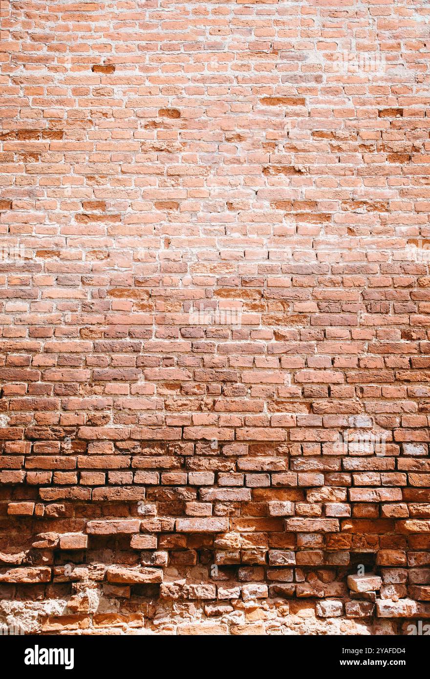Un muro di mattoni è una struttura robusta fatta di mattoni e Malta. Fornisce privacy, sicurezza e fascino estetico agli edifici. durata e tempi Foto Stock
