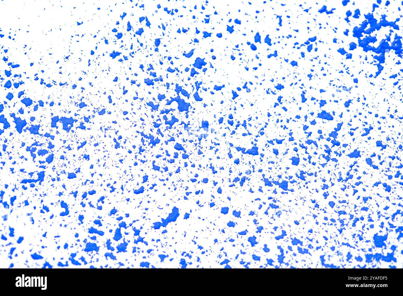 Vernice ad acquerello blu su carta bianca Foto Stock