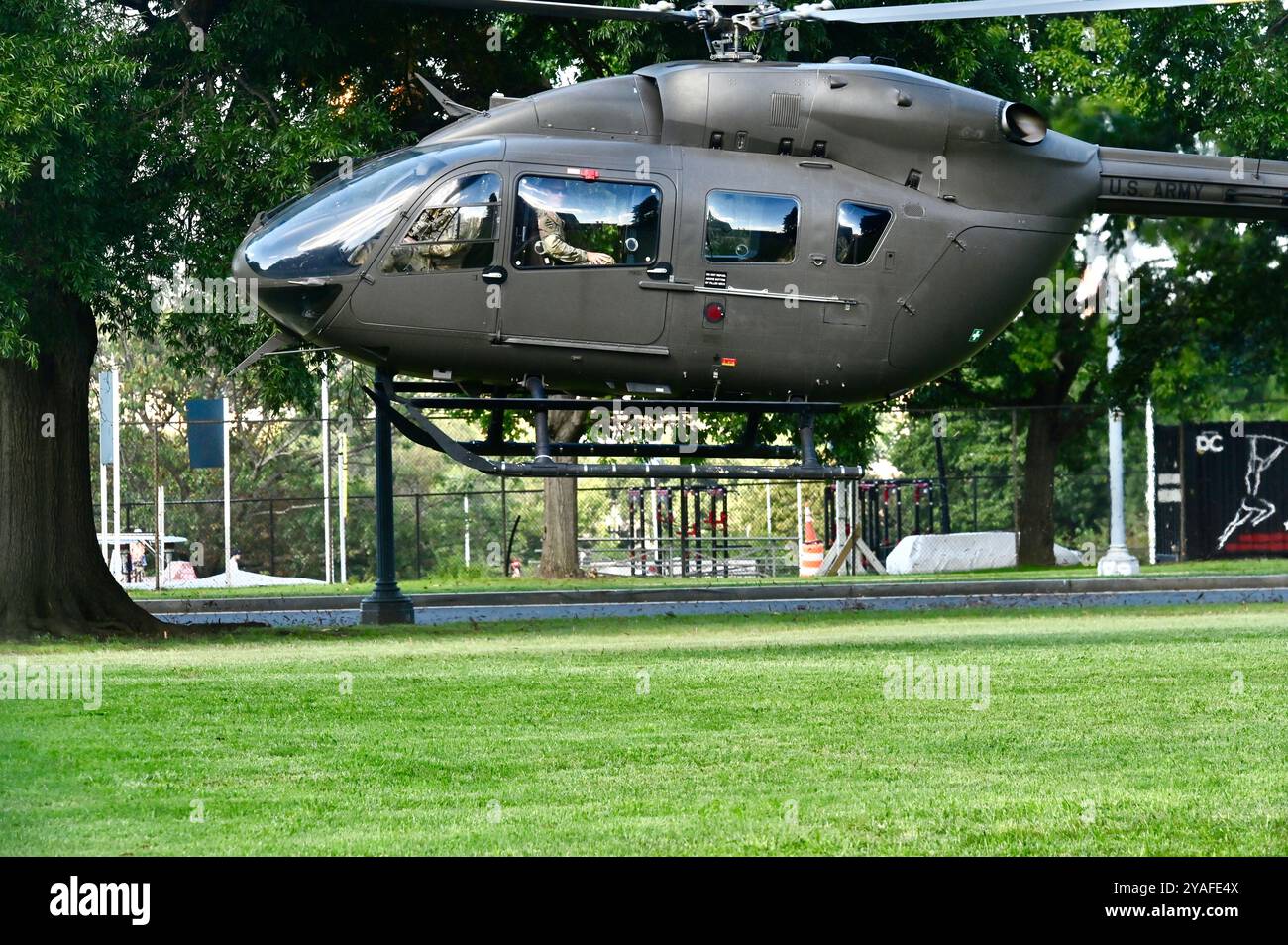 Brigadier Markland Lloyd, Force Executive Officer (FXO), Jamaica Defence Force; Warrant Officer Class One (WO1) Michael Moulton, Force Sergeant Major (FSM), e il Brigadier Ricardo Blidgen, Brigade Commander for the Jamaican National Reserve (JNR) ricevono un volo di familiarizzazione su un elicottero LUH-72 Lakota della Guardia Nazionale D.C. presso D.C. Armory, 5 ottobre 2024. Il tour aereo faceva parte di una più ampia visita ufficiale nell'ambito del programma di partenariato dello Stato della Guardia Nazionale (SPP), che formalmente celebrava il 25° anniversario della loro partnership statale con la Giamaica. (U.S. Air Foto Stock