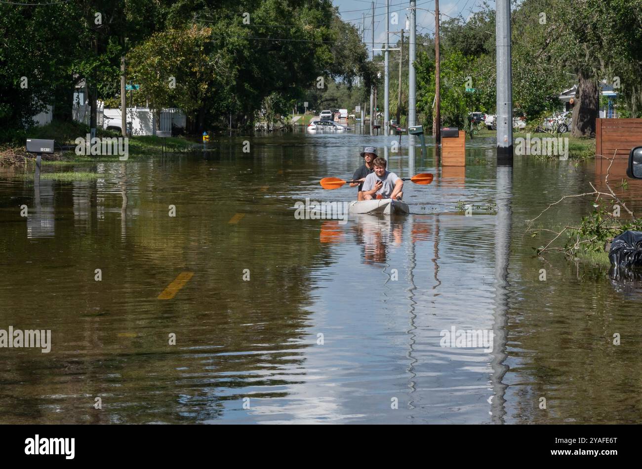 Tampa, FL - dopo l'uragano Milton, molte strade di Tampa sono state inondate e chiuse. Questa strada e' ancora chiusa quattro giorni dopo la tempesta. Foto Stock