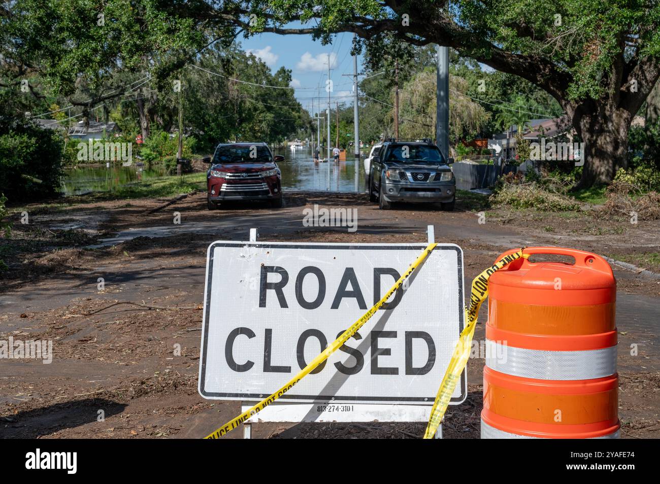 Tampa, FL - dopo l'uragano Milton, molte strade di Tampa sono state inondate e chiuse. Questa strada e' ancora chiusa quattro giorni dopo la tempesta. Foto Stock