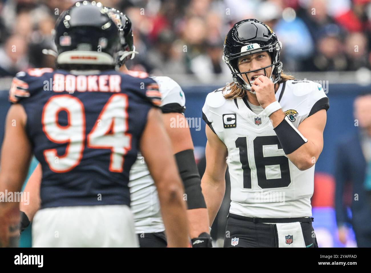 Trevor Lawrence dei Jacksonville Jaguars durante la partita della settimana 6 tra Chicago Bears e Jacksonville Jaguars al Tottenham Hotspur Stadium, Londra, Regno Unito, 13 ottobre 2024 (foto di Craig Thomas/News Images) Foto Stock