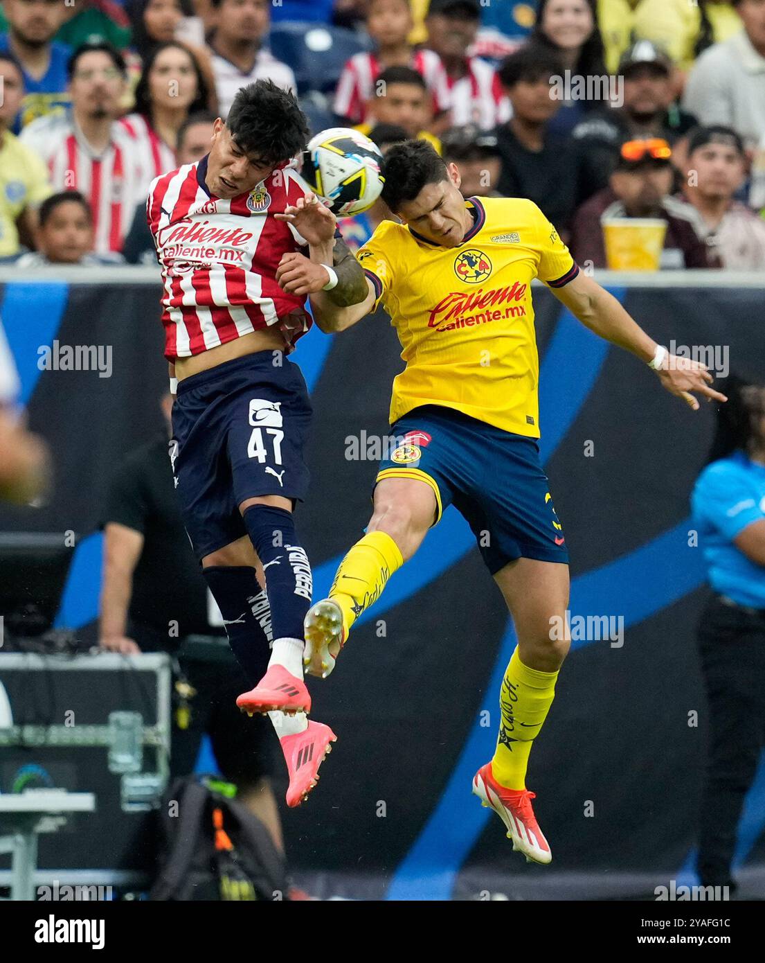 Houston, Texas, Stati Uniti. 13 ottobre 2024. Il centrocampista del Chivas de Guadalajara Gael Garcia (47) combatte il difensore del Club América Israel Reyes (3) durante un'amichevole tra Chivas de Guadalajara e Club America il 13 ottobre 2024 a Houston, Texas. Il Club América ha vinto per 2-0, davanti a una folla di 54.117, la più grande folla mai vista in una partita tra due club messicani nello stato del Texas. (Credit Image: © Scott Coleman/ZUMA Press Wire) SOLO PER USO EDITORIALE! Non per USO commerciale! Foto Stock