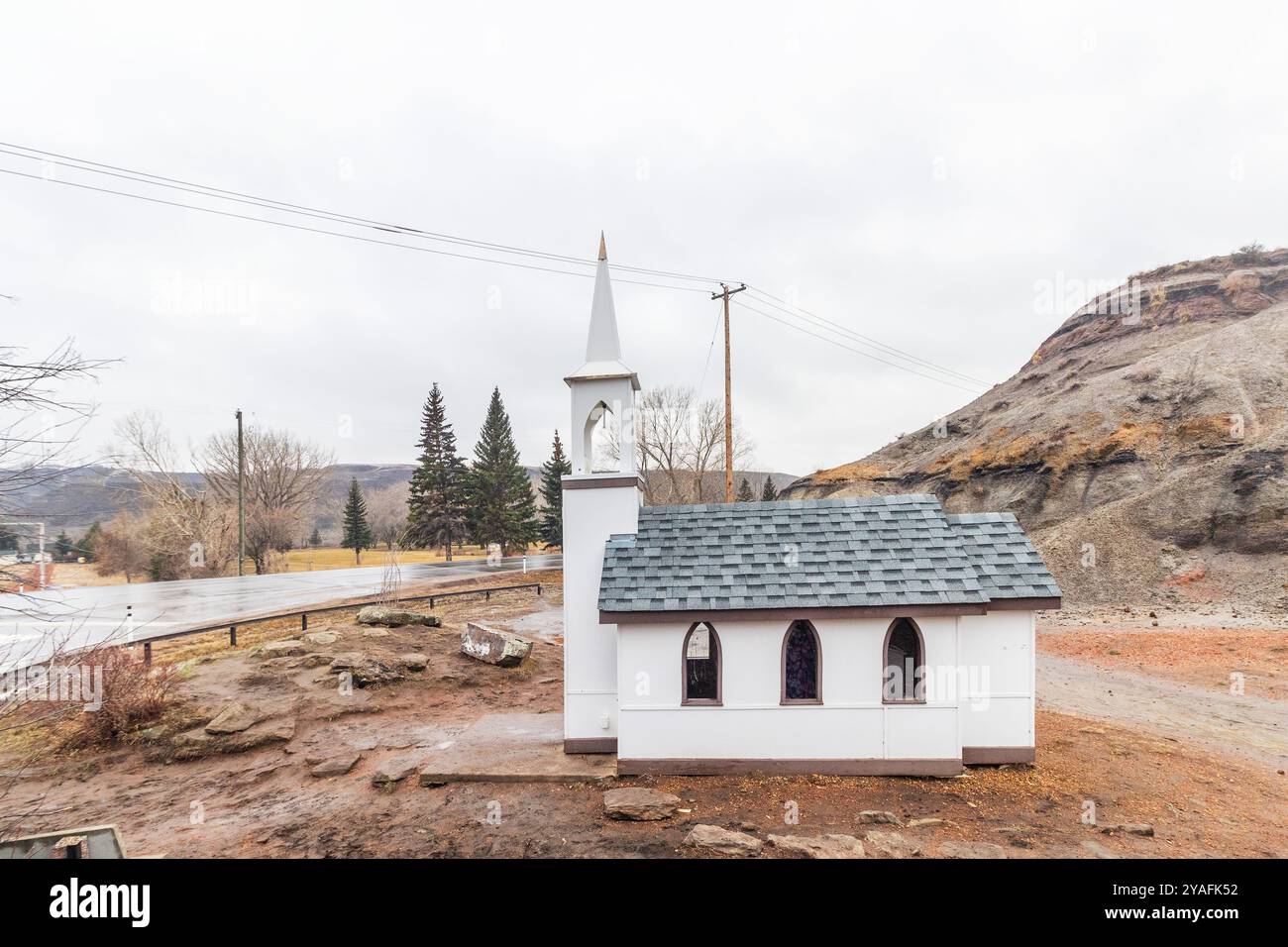 La piccola chiesa di Drumheller, Alberta, Canada, una cappella stravagante a lato della strada e punto di riferimento locale che attira i turisti per il suo fascino e le sue piccole dimensioni Foto Stock
