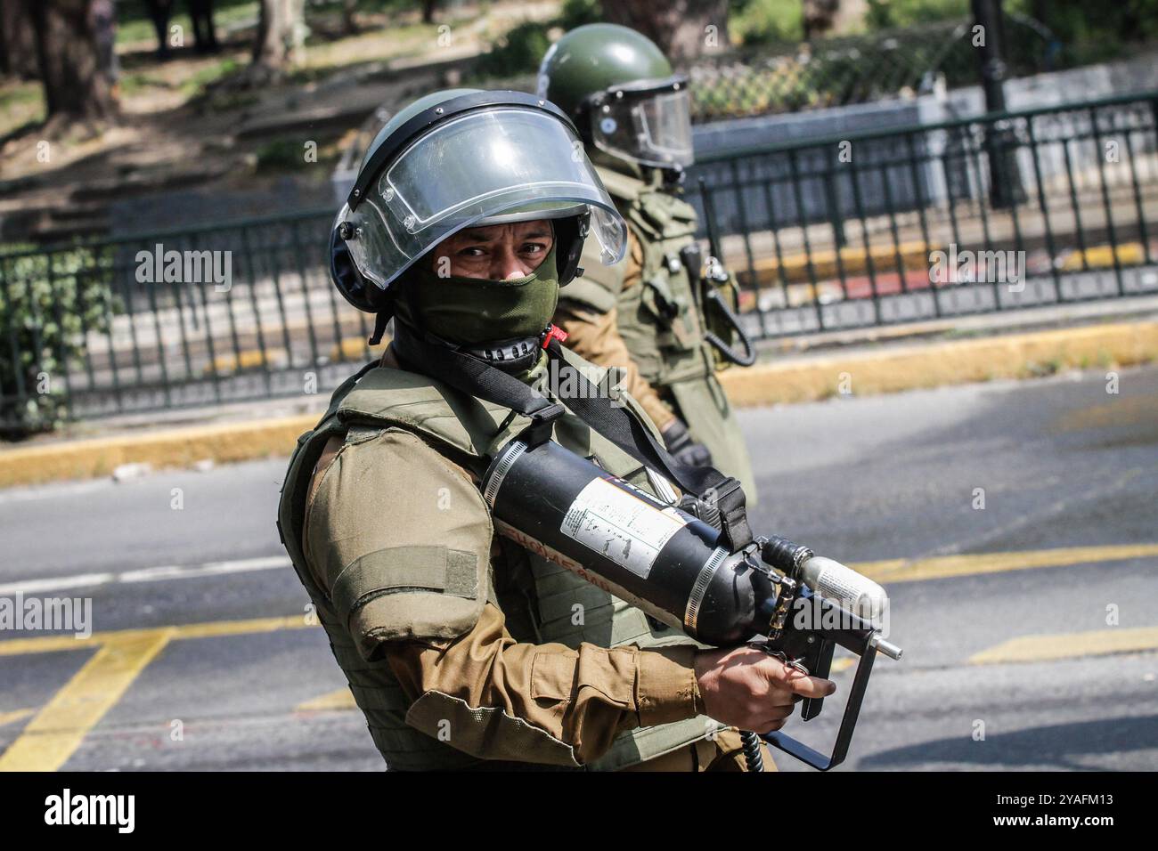 Santiago, Cile. 13 ottobre 2024. Un agente di polizia è visto tenere in mano una pistola a spruzzo al peperoncino durante la marcia dimostrativa per la resistenza dei Mapuche e di tutti i popoli indigeni. A Santiago del Cile si svolge una marcia dimostrativa per la resistenza Mapuche e per tutte le popolazioni indigene, che riunisce decine di persone. Allo stesso tempo, si verificarono scontri con la polizia, con gas lacrimogeni, spray al pepe e cannoni ad acqua utilizzati. (Foto di Cristobal Basaure Araya/SOPA Images/Sipa USA) credito: SIPA USA/Alamy Live News Foto Stock