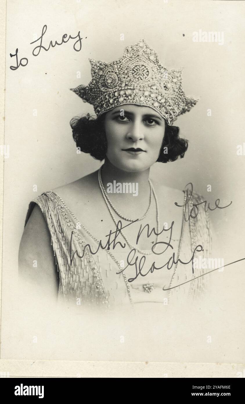 Gladys Moncrieff. Una foto di Gladys apparsa nel musical Sybil di J C Williamson degli anni '1920. Gladys è stata la più famosa attrice/cantante sul palcoscenico musicale australiano durante gli anni '1920 Il suo costume è un elaborato esempio di costumi degli anni '1920. Foto Stock Gladys Moncrieff. Una foto di Gladys apparsa nel musical Sybil di J C Williamson degli anni '1920. Gladys è stata la più famosa attrice/cantante sul palcoscenico musicale australiano durante gli anni '1920 Il suo costume è un elaborato esempio di costumi degli anni '1920. Foto Stock