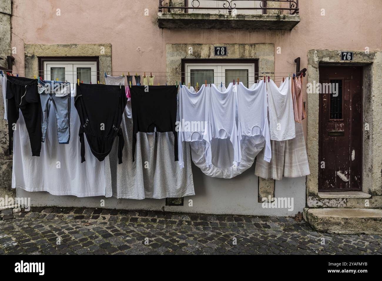 Lisbona, Portogallo, 12 28 2018: Lavanderia appesa nelle tipiche strade antiche con case colorate nella città vecchia, in Europa Foto Stock