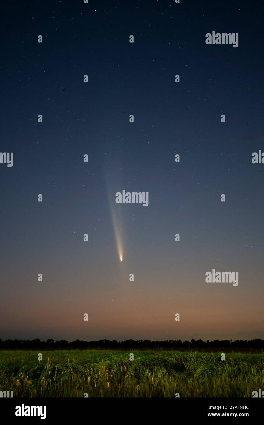 La cometa Tsuchinshan-ATLAS, nota anche come C/2023 A3, appare nei cieli sopra Melbourne, Florida, domenica 13 ottobre 2024. La rara cometa ha visitato il sistema solare per l'ultima volta quasi 80.000 anni fa e sarà visibile di sera in occidente per i prossimi giorni. Foto di Joe Marino/UPI credito: UPI/Alamy Live News Foto Stock