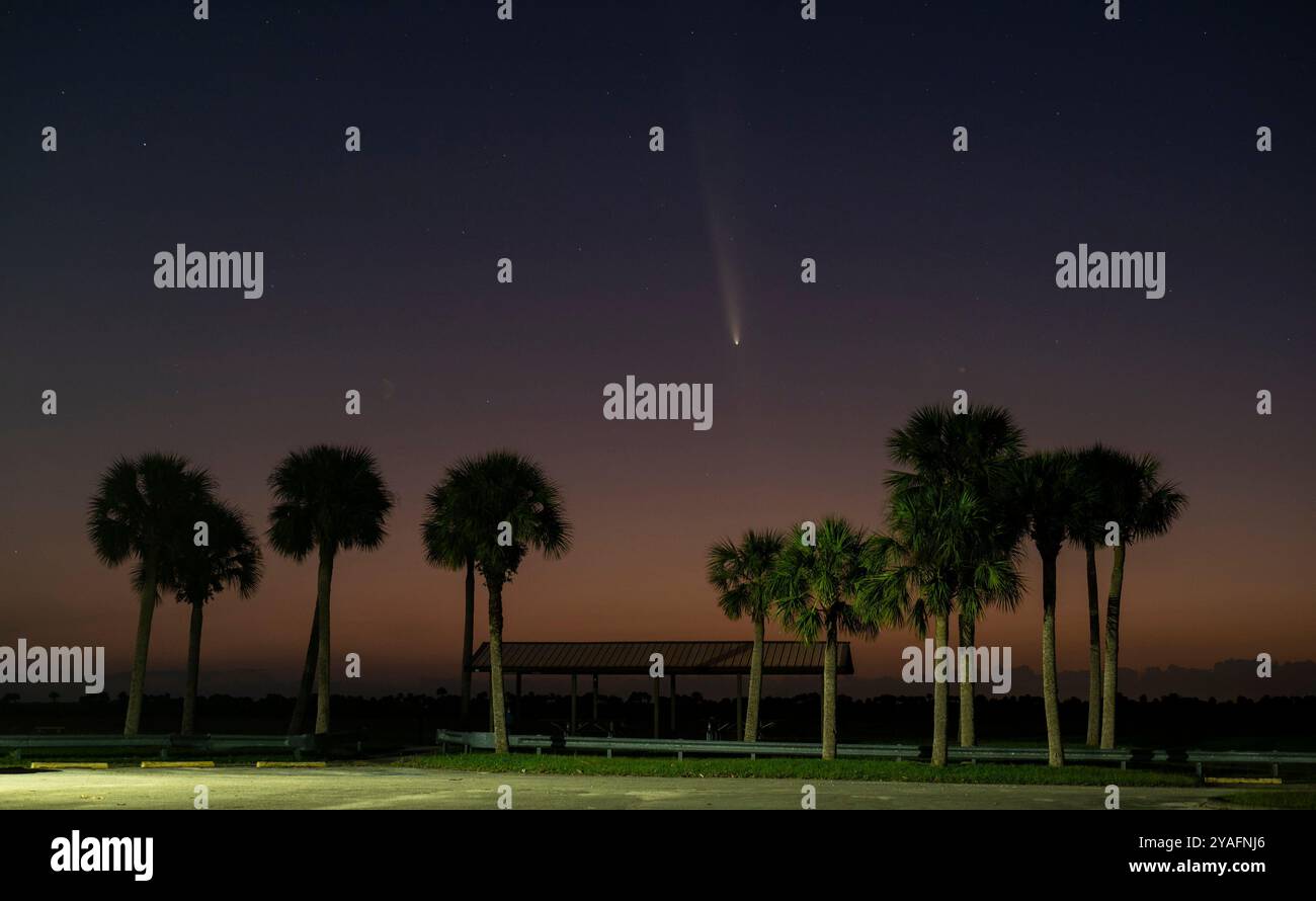 La cometa Tsuchinshan-ATLAS, nota anche come C/2023 A3, appare nei cieli sopra Melbourne, Florida, domenica 13 ottobre 2024. La rara cometa ha visitato il sistema solare per l'ultima volta quasi 80.000 anni fa e sarà visibile di sera in occidente per i prossimi giorni. Foto di Joe Marino/UPI credito: UPI/Alamy Live News Foto Stock