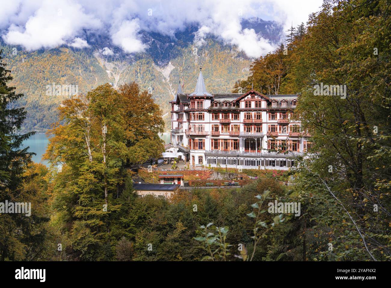 Un elegante edificio alberghiero nel mezzo di un paesaggio montano autunnale, le cascate di Giesbach, il Lago di Brienz, la Svizzera, l'Europa Foto Stock