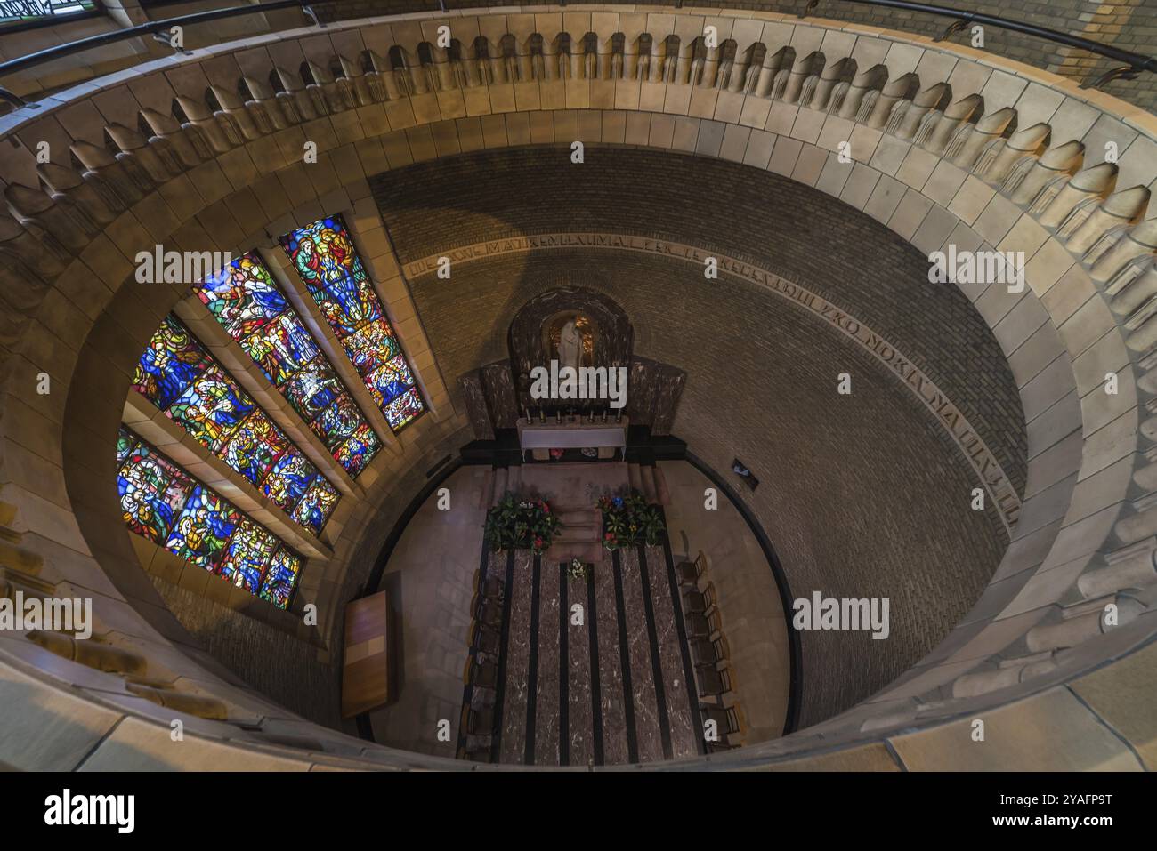 Koekelberg, Bruxelles, regione capitale, Belgio, 10 30 2019 Art deco, design interno rotondo la Basilica Cattolica del Sacro cuore, ultra ampia a Foto Stock