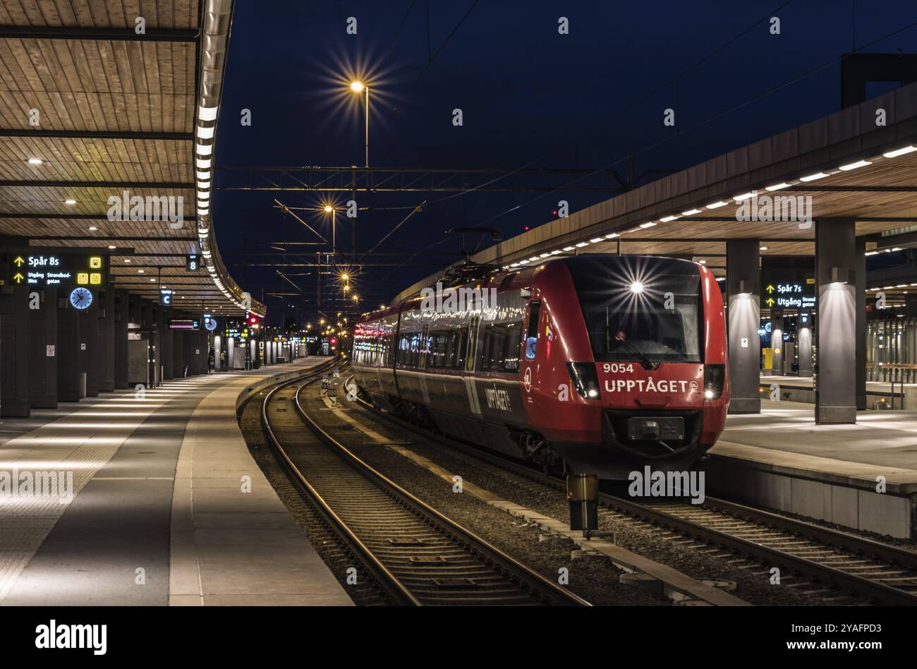 Uppsala, Uppland, Svezia, 07 27 2019 treno in attesa al binario della ferrovia di Uppsala di notte, Europa Foto Stock