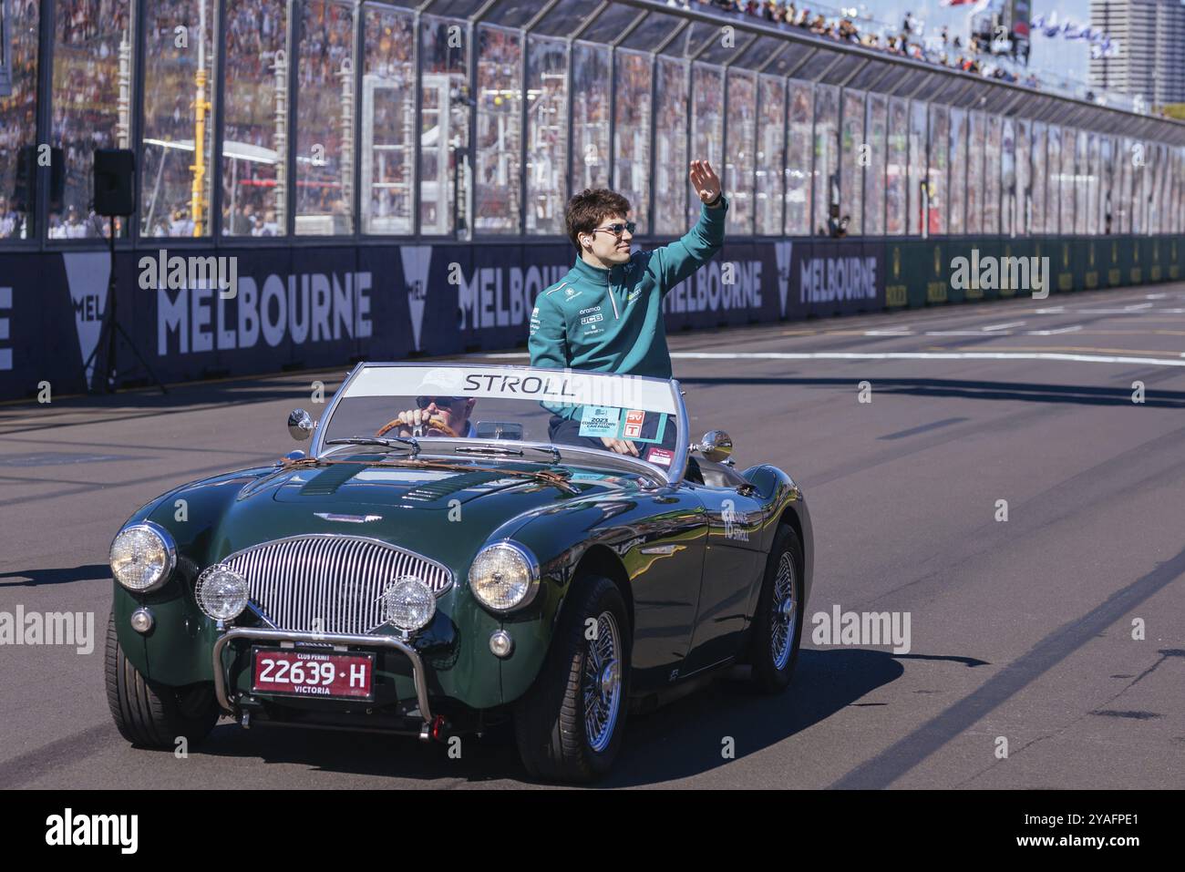 MELBOURNE, AUSTRALIA, 2 APRILE: Lance Walk of Canada alla guida dell'Aston Martin Aramco Cognizant Formula One Team alla sfilata dei piloti davanti alla stella Foto Stock