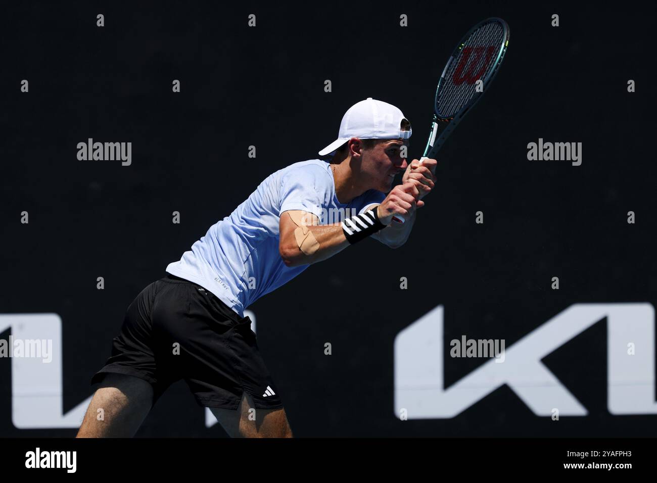 MELBOURNE, AUSTRALIA, 12 GENNAIO: Jakub Mensik della Repubblica Ceca batte Harold Mayot della Francia nella fase finale di qualificazione davanti all'Australia 2024 Foto Stock