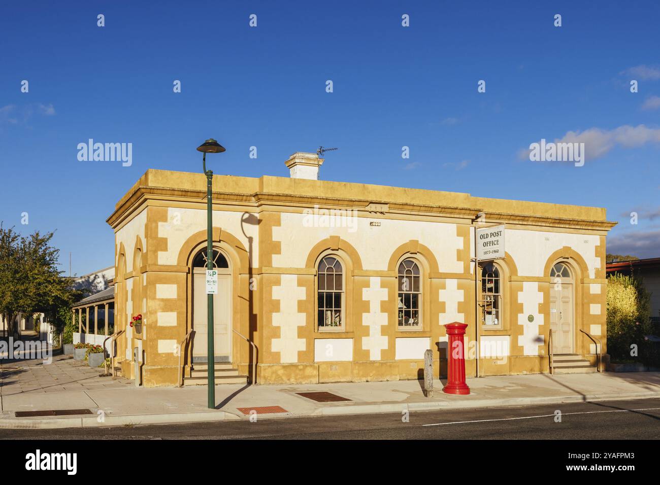 PENOLA, AUSTRALIA, 10 aprile 2023: Stazione e ufficio postale di Penola Telegraph nella città di Penola nella regione vinicola di Coonawarra in una serata autunnale soleggiata a S Foto Stock