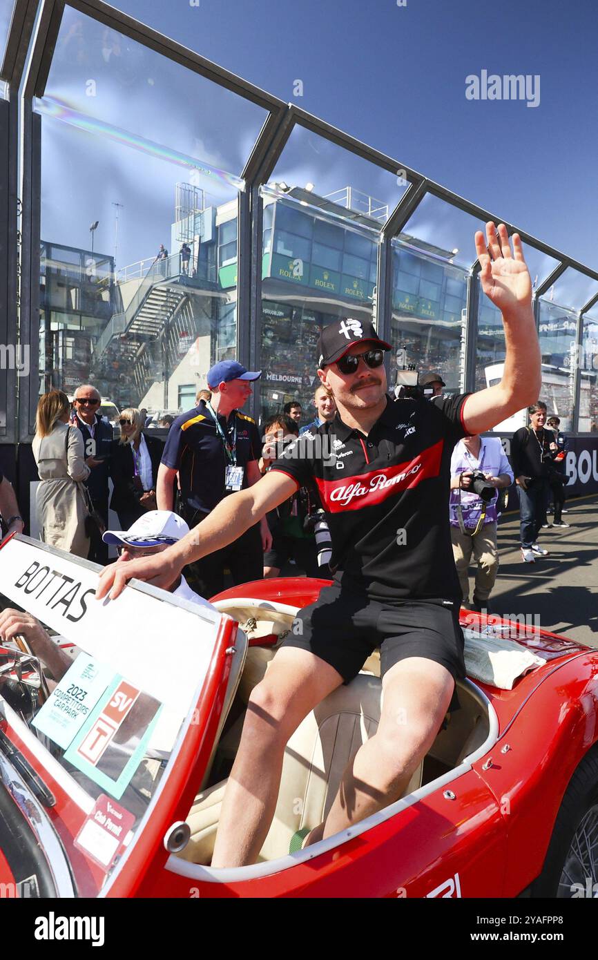 MELBOURNE, AUSTRALIA, 2 APRILE: La Finlandia Valtteri Bottas alla guida dell'Alfa Romeo F1 Team partecipa alla sfilata dei piloti prima dell'inizio della gara principale Foto Stock