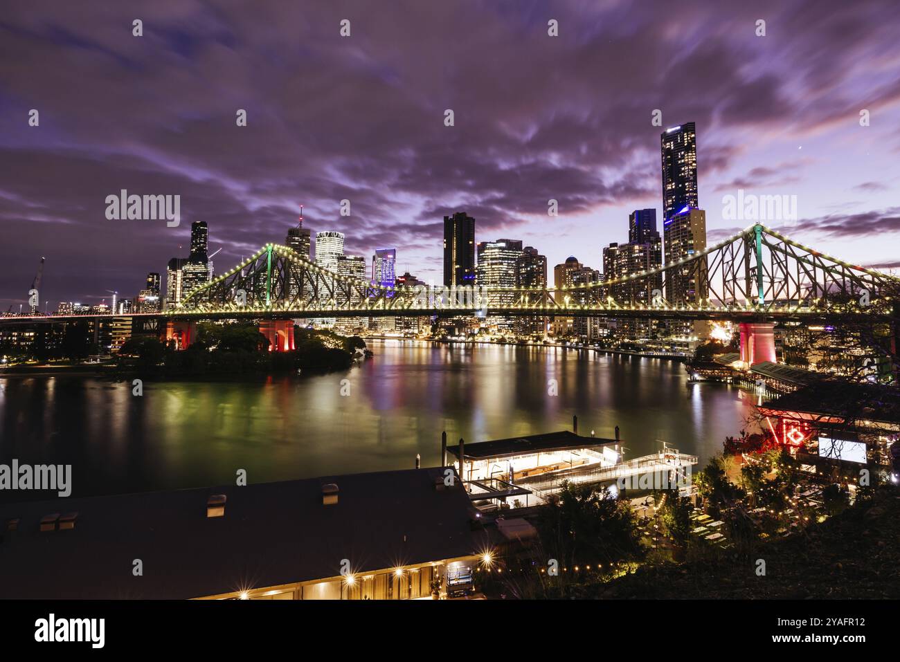 BRISBANE, AUSTRALIA, 27 LUGLIO 2023: Skyline di Brisbane e Story Bridge dal sobborgo di New Farm e Wilson Outlook Reserve al crepuscolo nel Queensland, Au Foto Stock