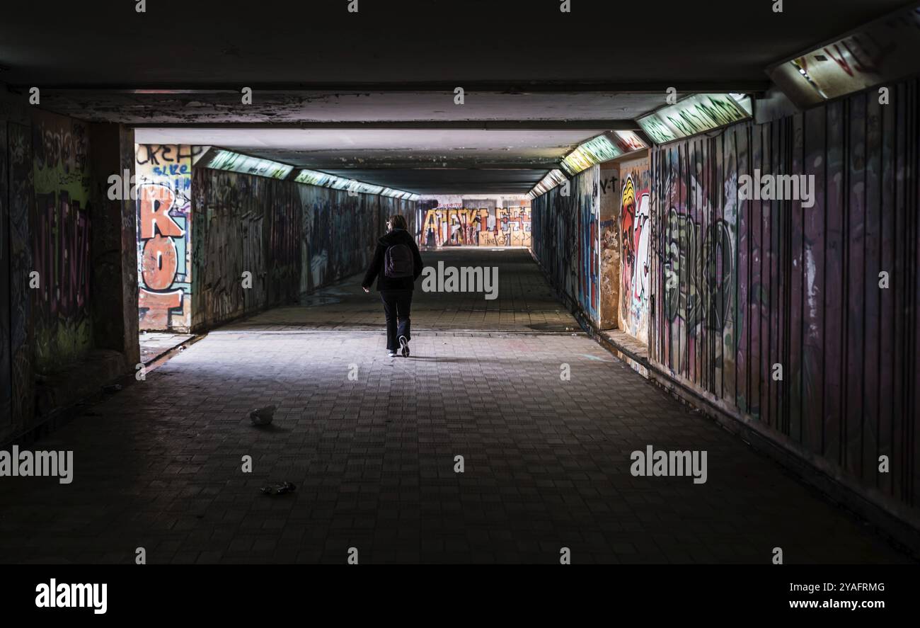 Freattyda, Atene, Grecia, 12 28 2019 Torusit camminando sotto un buio tunnel sotterraneo, Europa Foto Stock