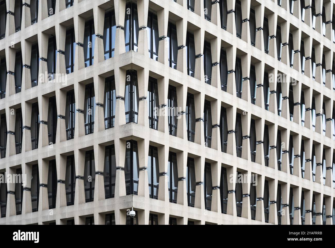 Città vecchia, regione di Bruxelles capitale, Belgio, 06 05 2022, finestre rettangolari della sede centrale di ING, un istituto bancario, Europa Foto Stock
