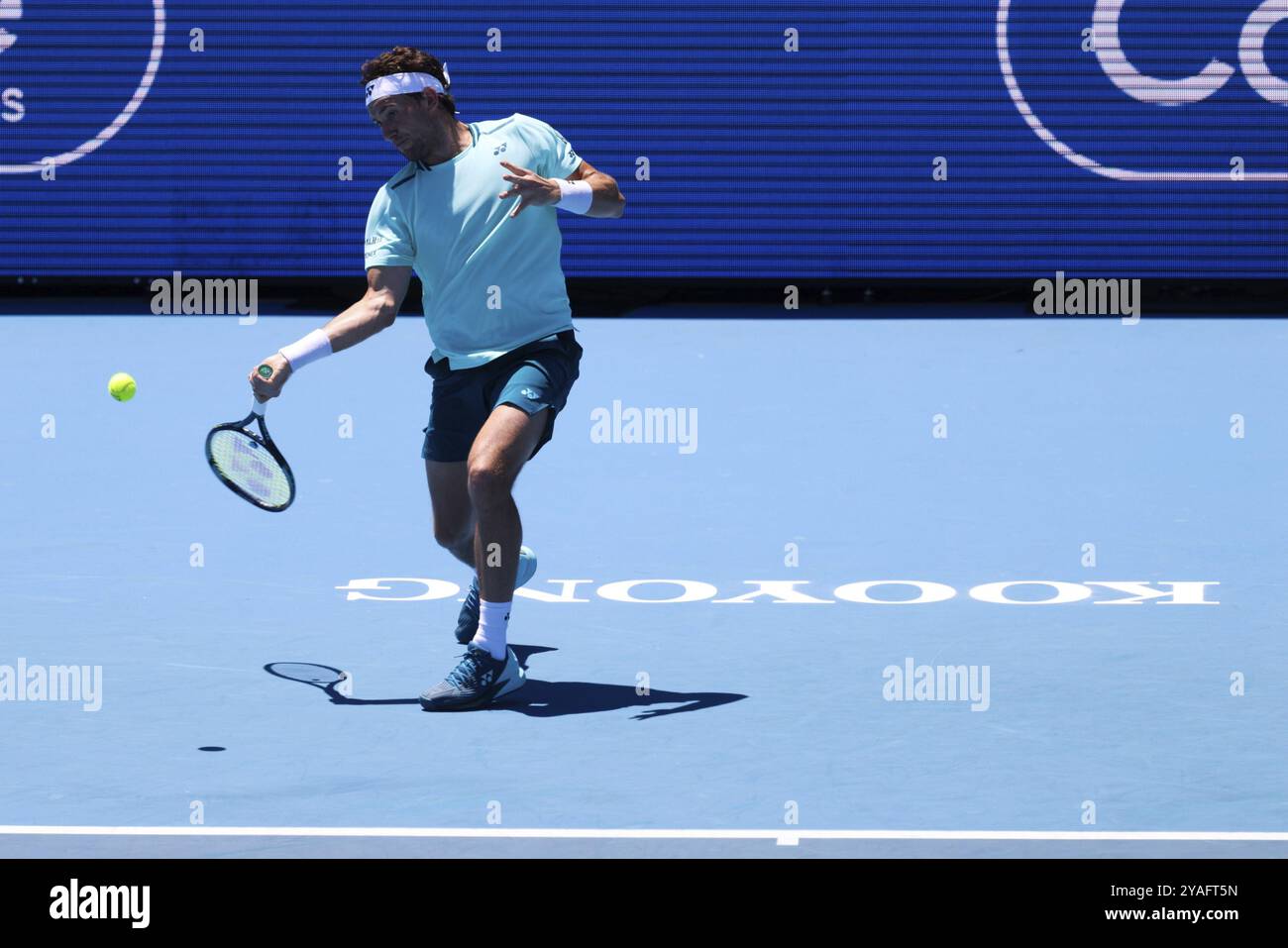 MELBOURNE, AUSTRALIA, 11 GENNAIO: Casper Ruud di Norvegia gioca contro Jannik Sinner d'Italia il secondo giorno del Kooyong Classic 2024 a Kooyong on Ja Foto Stock