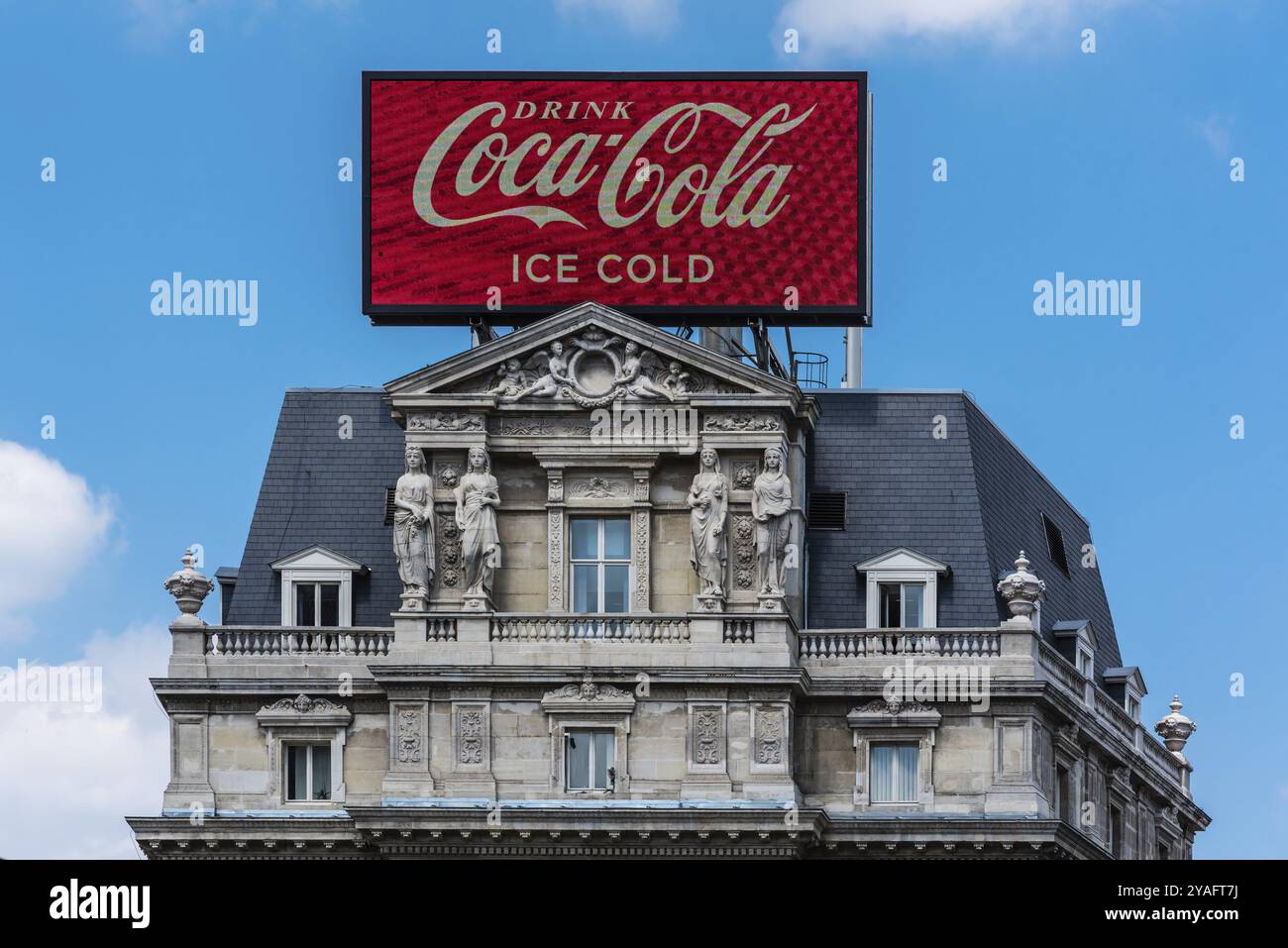 Centro storico di Bruxelles, Belgio, 07 05 2019 - Vista iconica sull'Hotel Continental e cartellone rosso Coca-Cola, Europa Foto Stock